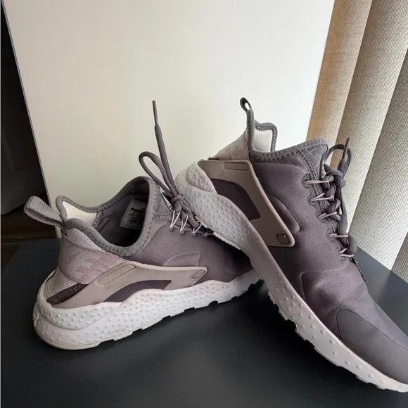 Nike Women's Grey and Light Pink Athletic Sneakers - Picture 3 of 4